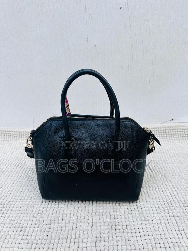Authentic Givenchy Small Antigona Bag in Black Grained Leather - thumbnail 3