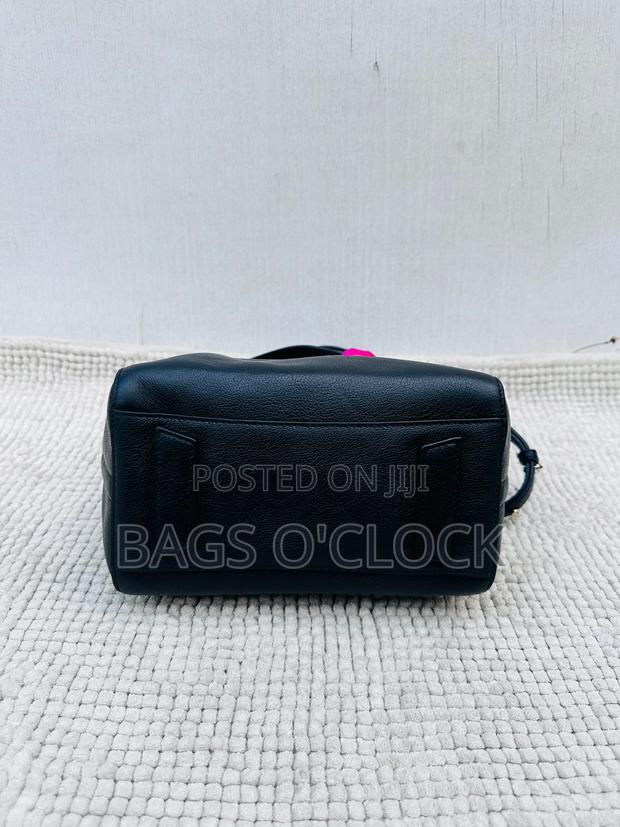 Authentic Givenchy Small Antigona Bag in Black Grained Leather - thumbnail 6