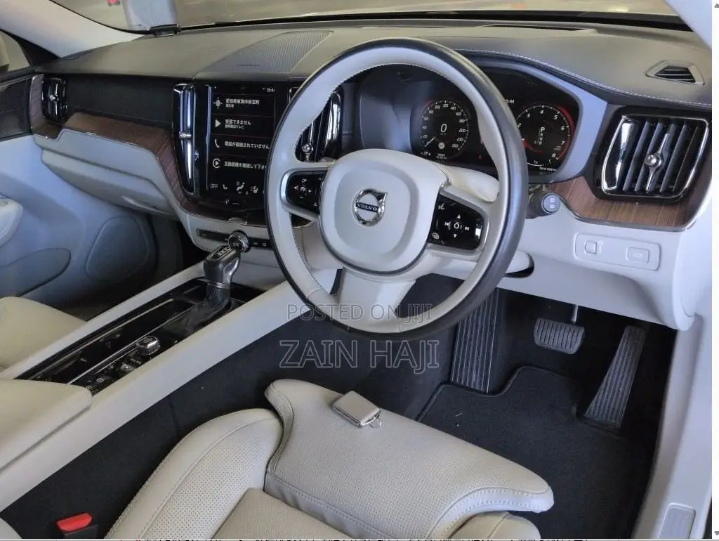 Volvo XC60 2019 Silver