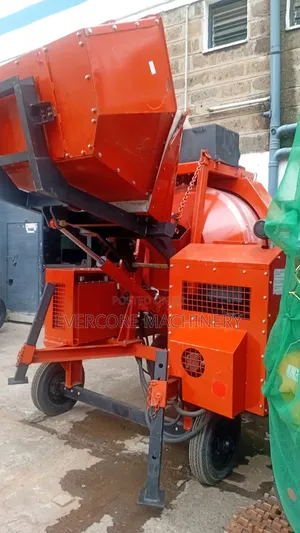 Heavy Duty Diesel Self-Loading Concrete Mixing Machine.