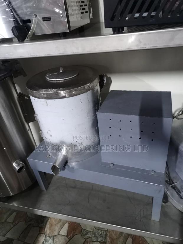 Stainless Steel Machine Is a Commercial Potato Peeler.