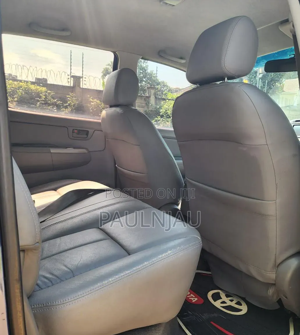 Toyota Hilux 2010 Blue
