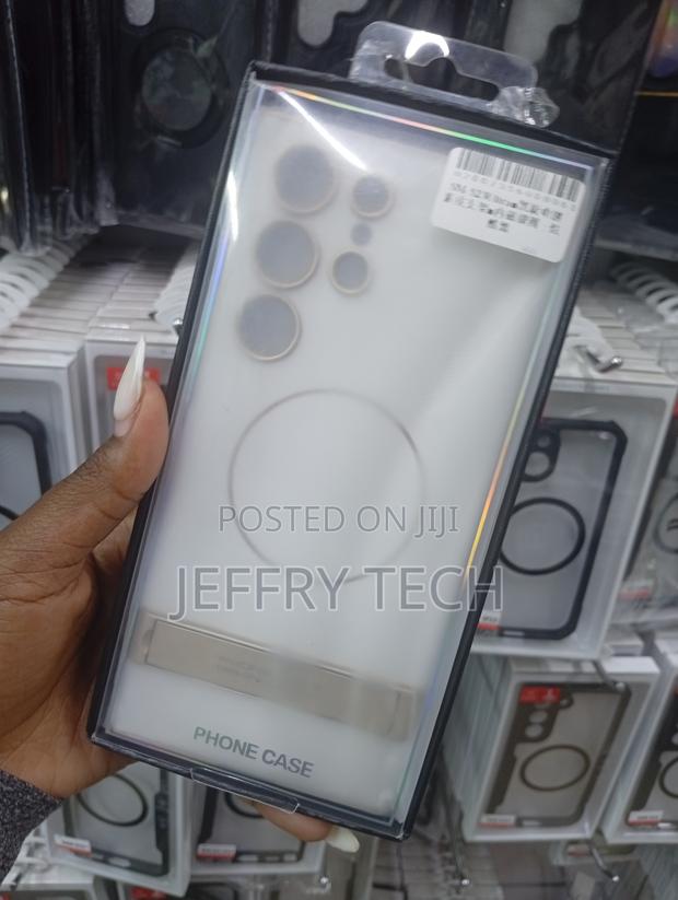Magnetic, Transparent Phone Case With Magsafe Compatibility - thumbnail 2