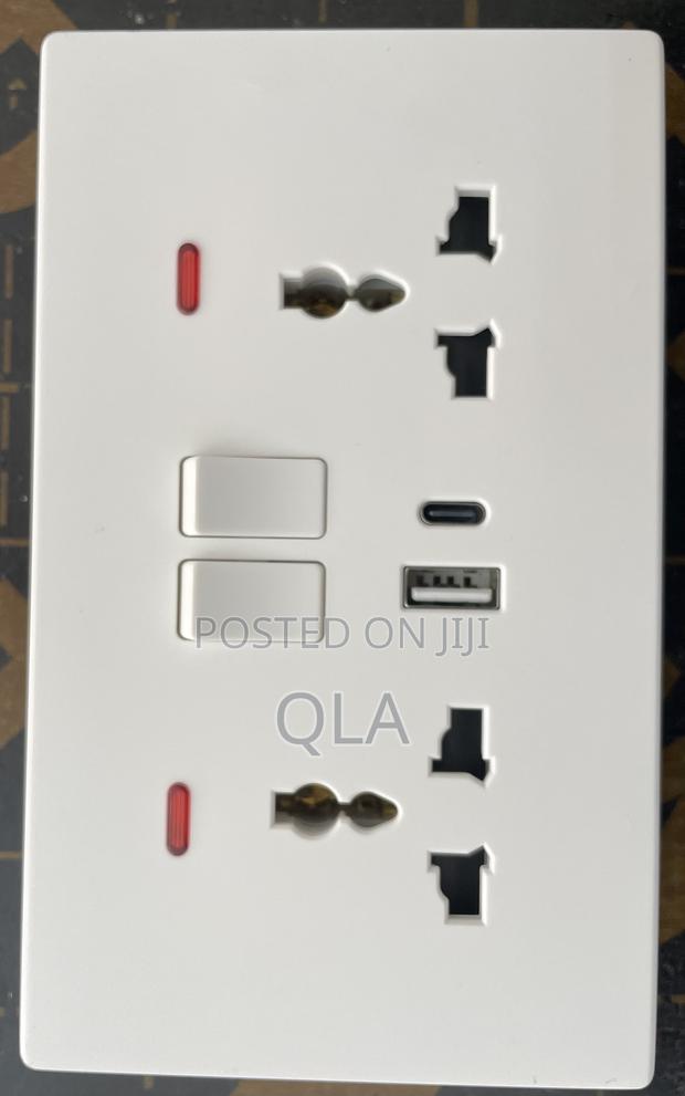 13a Universal Twin Socket With Usb and Type C.