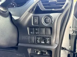 Toyota Esquire 2019 Pearl