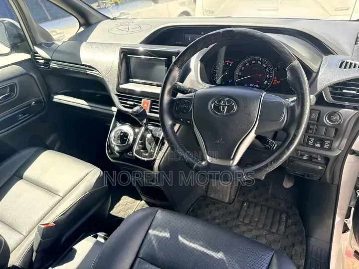 Toyota Esquire 2019 Pearl