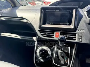 Toyota Esquire 2019 Pearl