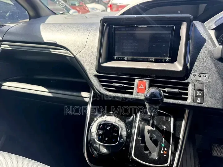 Toyota Esquire 2019 Pearl