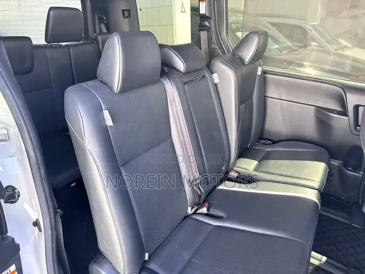 Toyota Esquire 2019 Pearl
