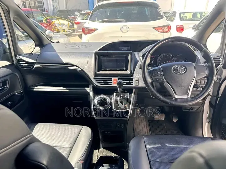 Toyota Esquire 2019 Pearl