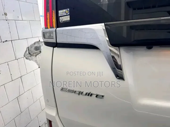 Toyota Esquire 2019 Pearl