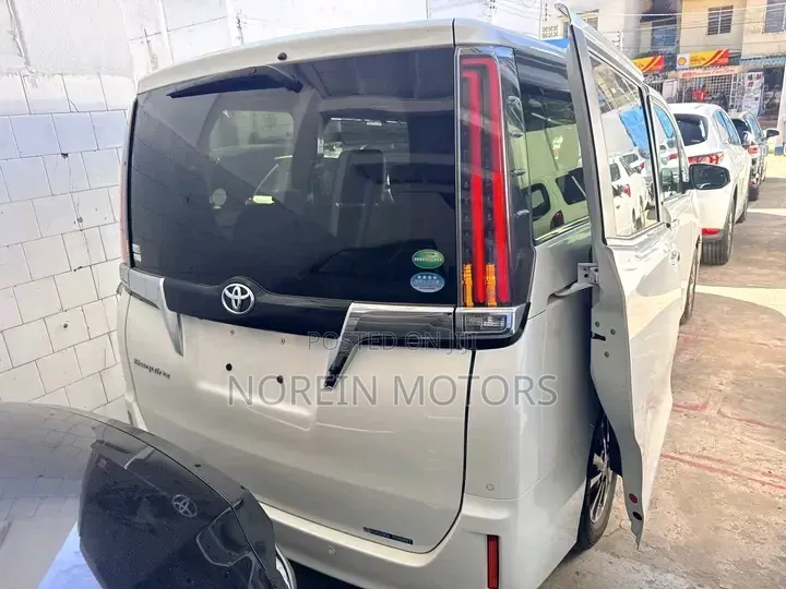 Toyota Esquire 2019 Pearl