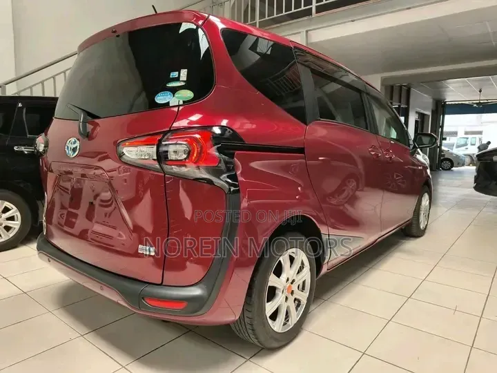 Toyota Sienta 2019 Red