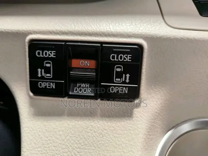 Toyota Sienta 2019 Red