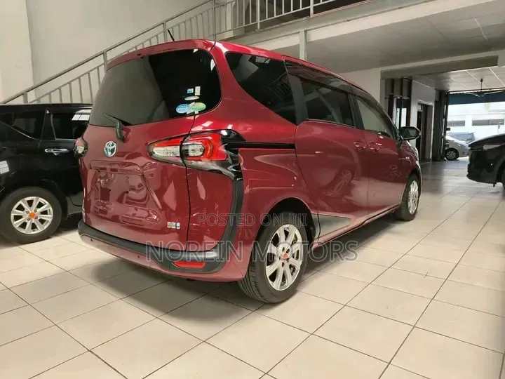 Toyota Sienta 2019 Red