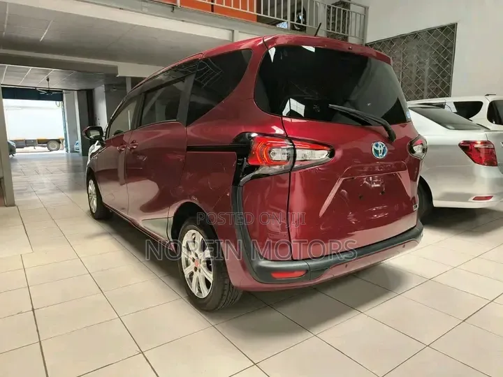 Toyota Sienta 2019 Red