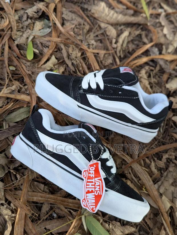 Vans "Knu" Oldskool Rubbers in Black and White. - thumbnail 2