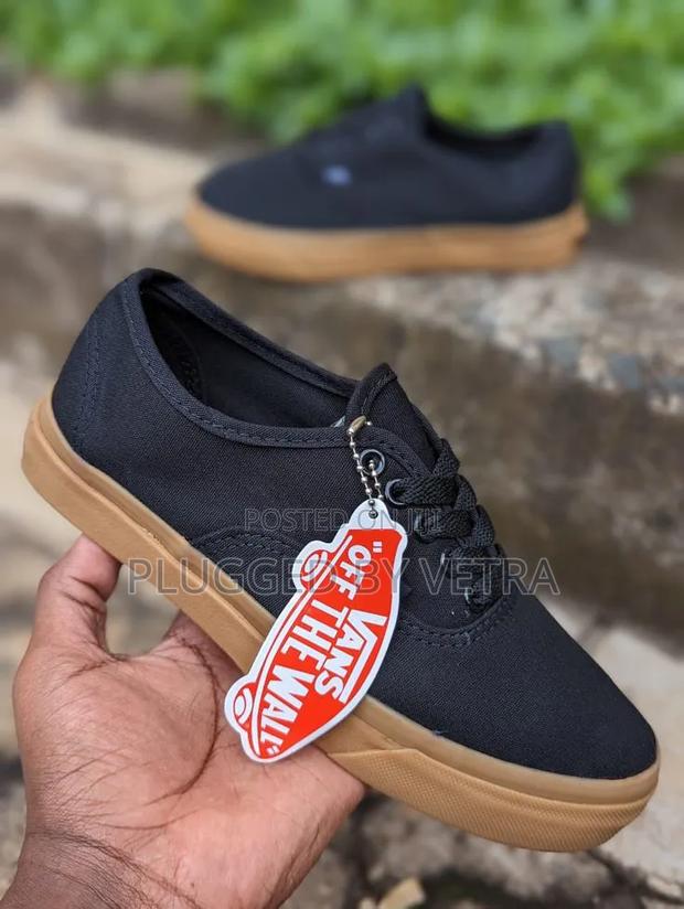 Vans Off the Wall in "Black Brown Sole Colourway" - thumbnail 2