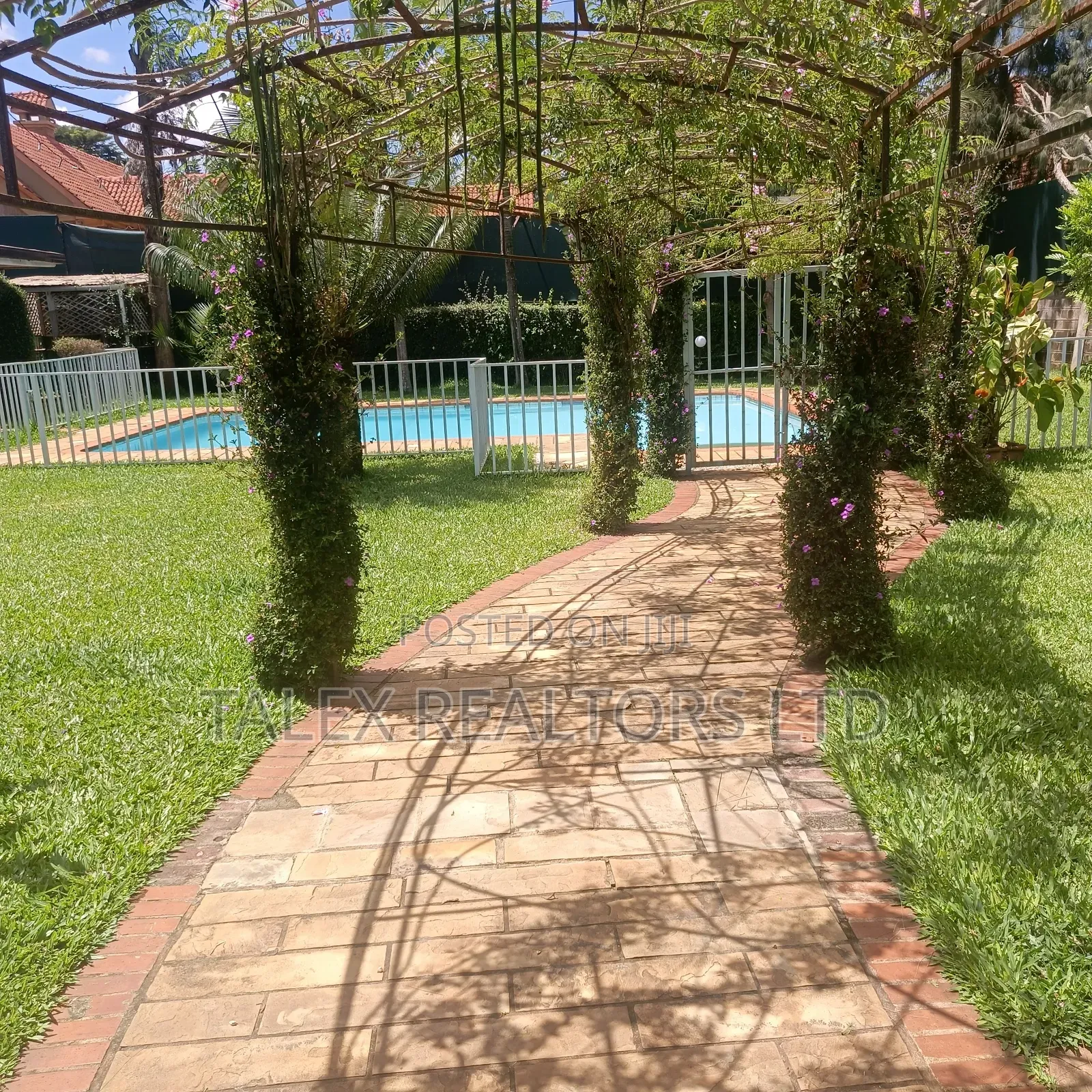 4bdrm Mansion in Call Me, Runda for rent