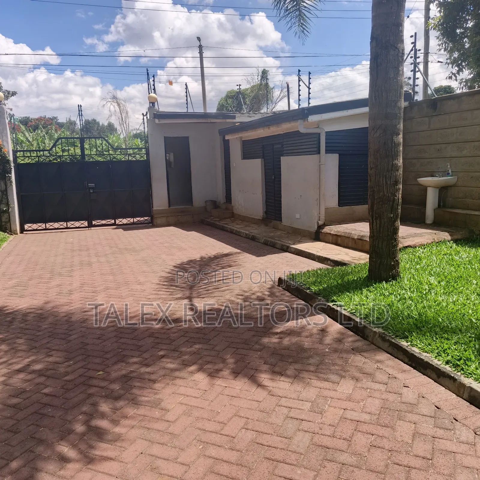 4bdrm Mansion in Call Me, Runda for rent