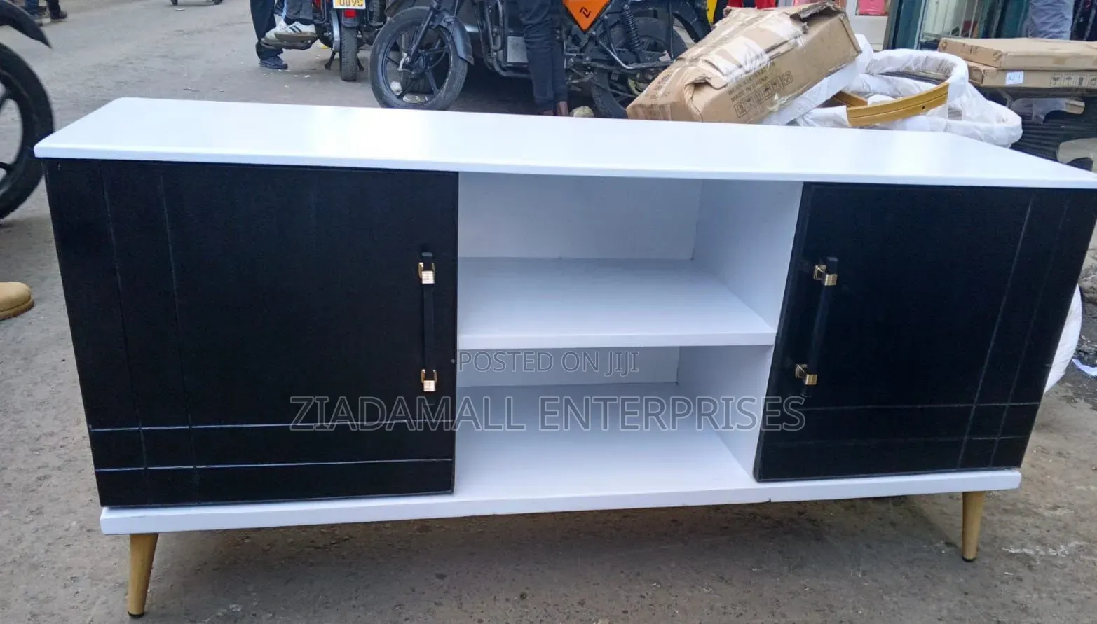 Executive 4.5 Ft Tv Stand – Sleek Storage for Contemporary Living