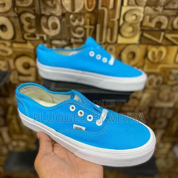 Vans Authentic Shoes/Low-Top Silhouette With a Canvas Upper Material.