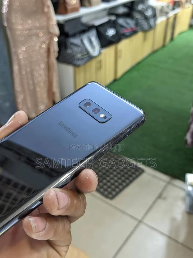 Samsung Galaxy S10e 128 GB Blue - main view