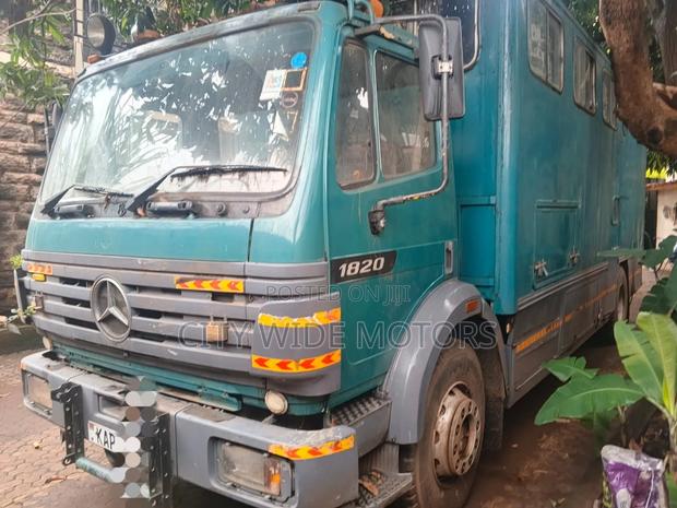 Mercedes Benz 1820 2002 Green