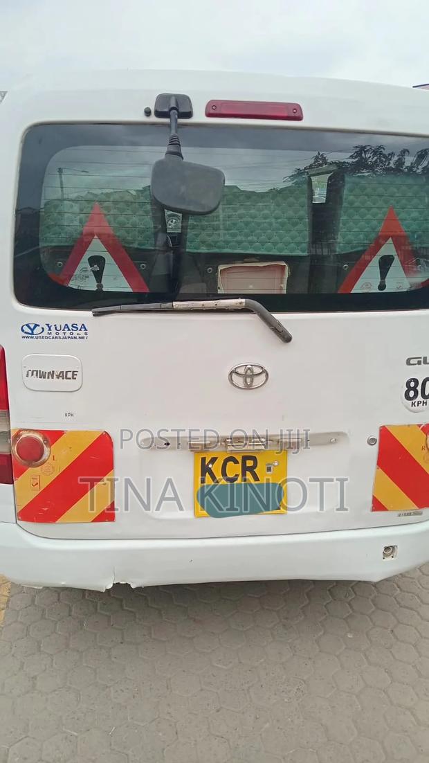 Toyota HiAce 2011 White - thumbnail 2