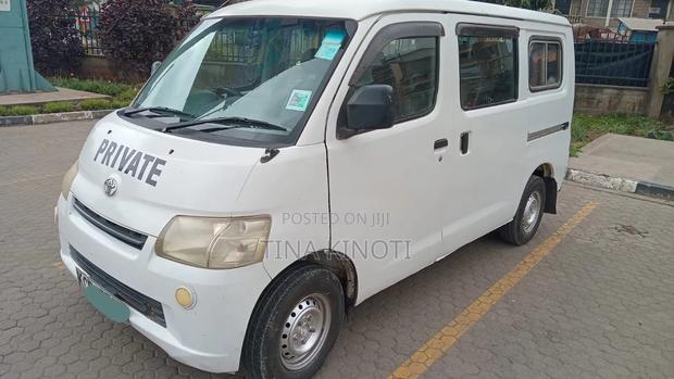 Toyota HiAce 2011 White - thumbnail 3