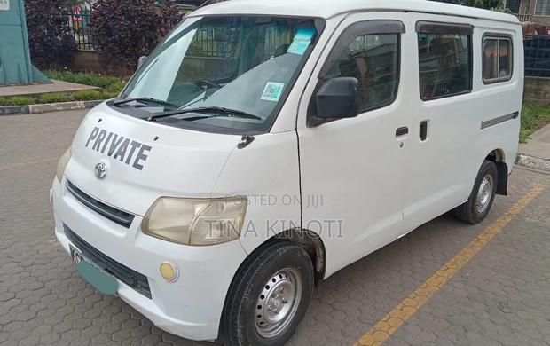 Toyota HiAce 2011 White - thumbnail 5
