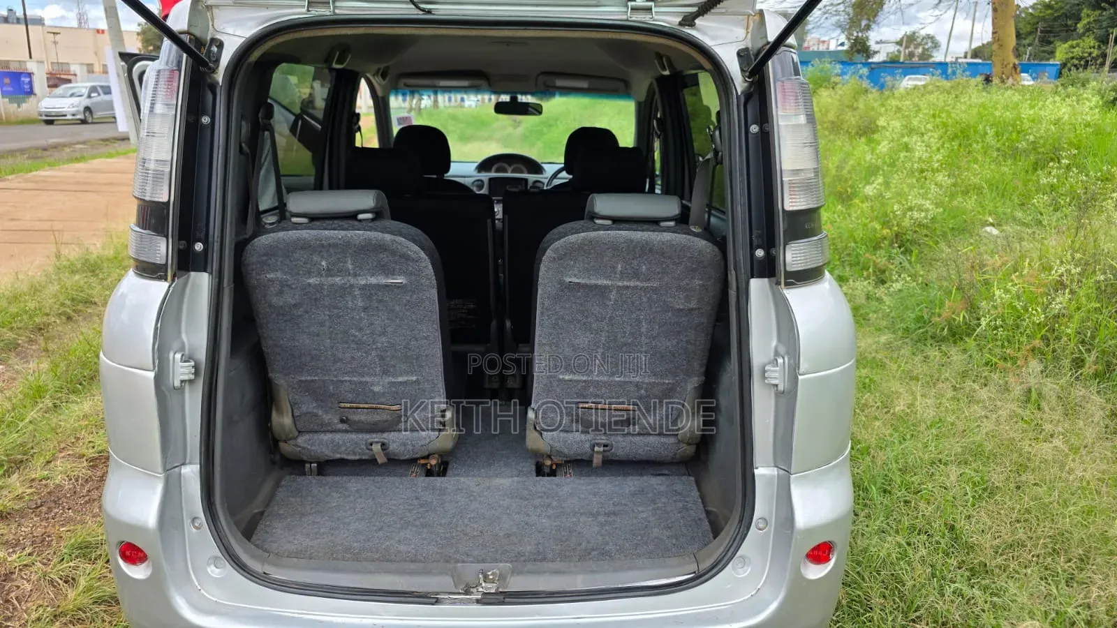 Toyota Sienta 1.5 FWD 2010 Silver