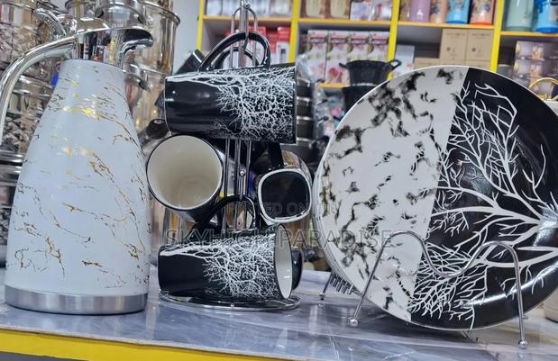 13pcs Dinner Set 
6pcs Plates 
6pcs Mugs
1 Pc Flask