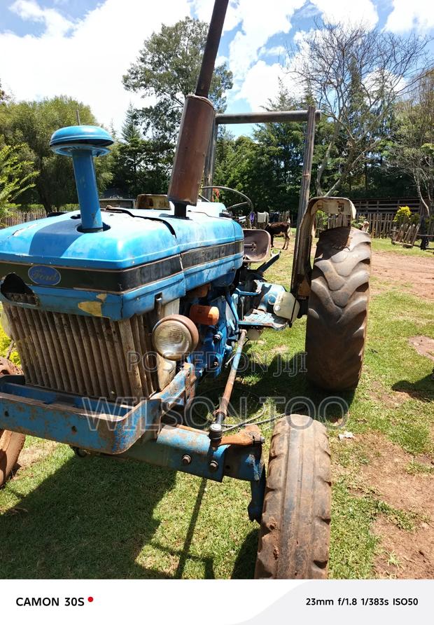 Tractor Ford 3910