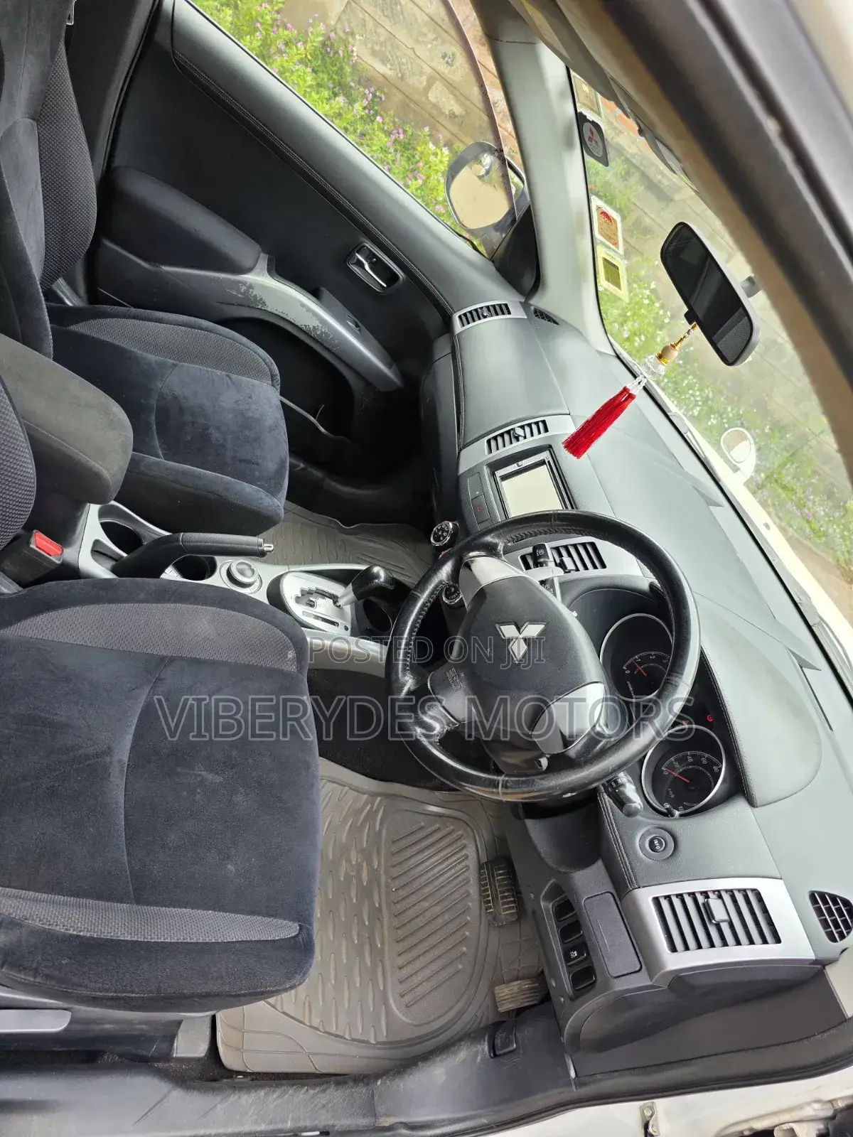 Mitsubishi Outlander 2011 White