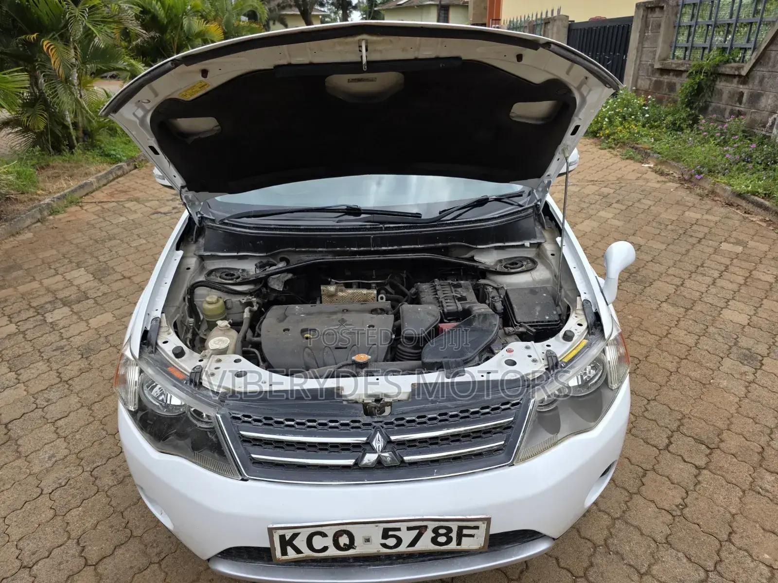 Mitsubishi Outlander 2011 White
