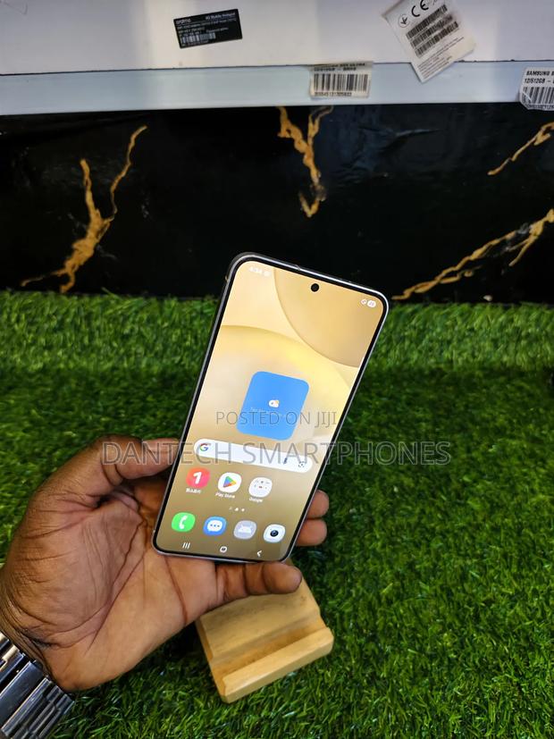 New Samsung Galaxy S24 256 GB Gold - thumbnail 5