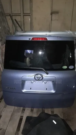 Boot Toyota Sienta NSP 81g