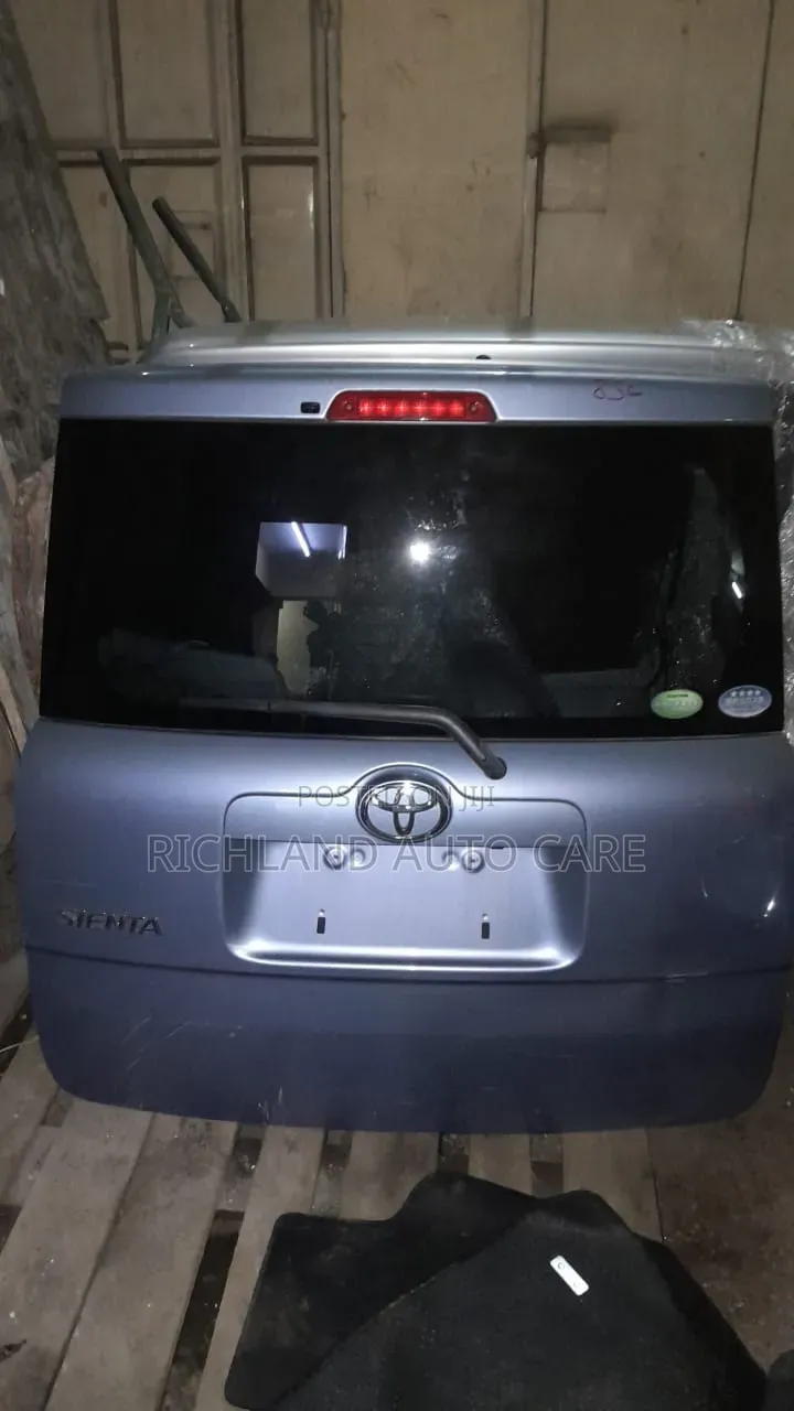 Boot Toyota Sienta NSP 81g