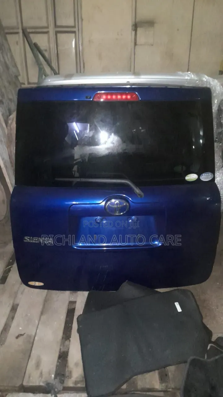 Boot Toyota Sienta NSP 81g