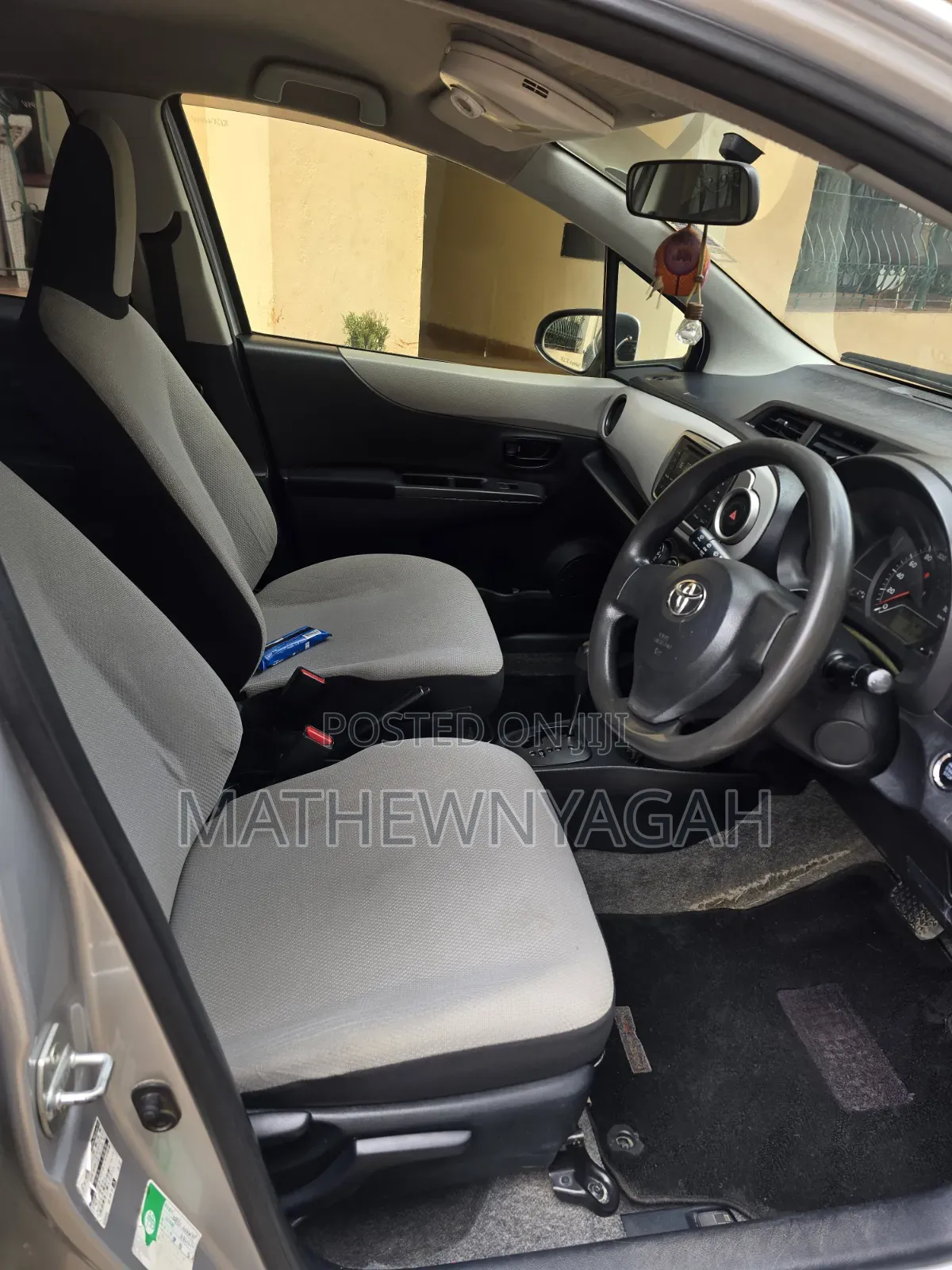 Toyota Vitz 2012 Silver