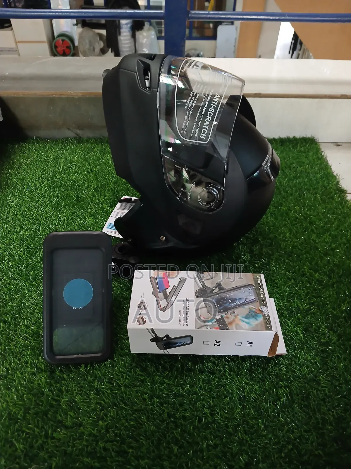 Hybrid Flip-Up Motorbike Helmet With Phone Holder