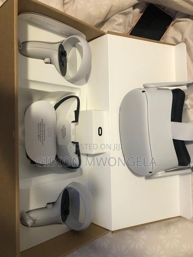 Oculus Meta Quest 2 Slightly Used - thumbnail 2
