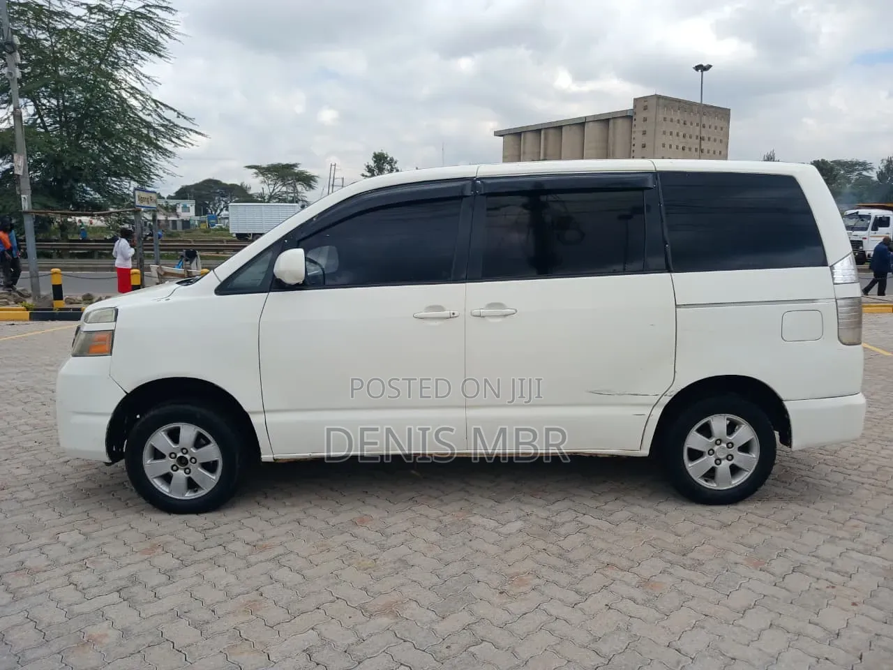 Toyota Voxy 2006 White