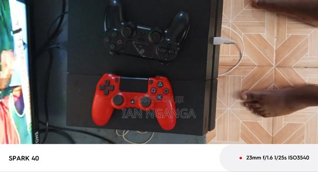 Ps4 Standard,500 Gb With Two Pads and It's Chipped