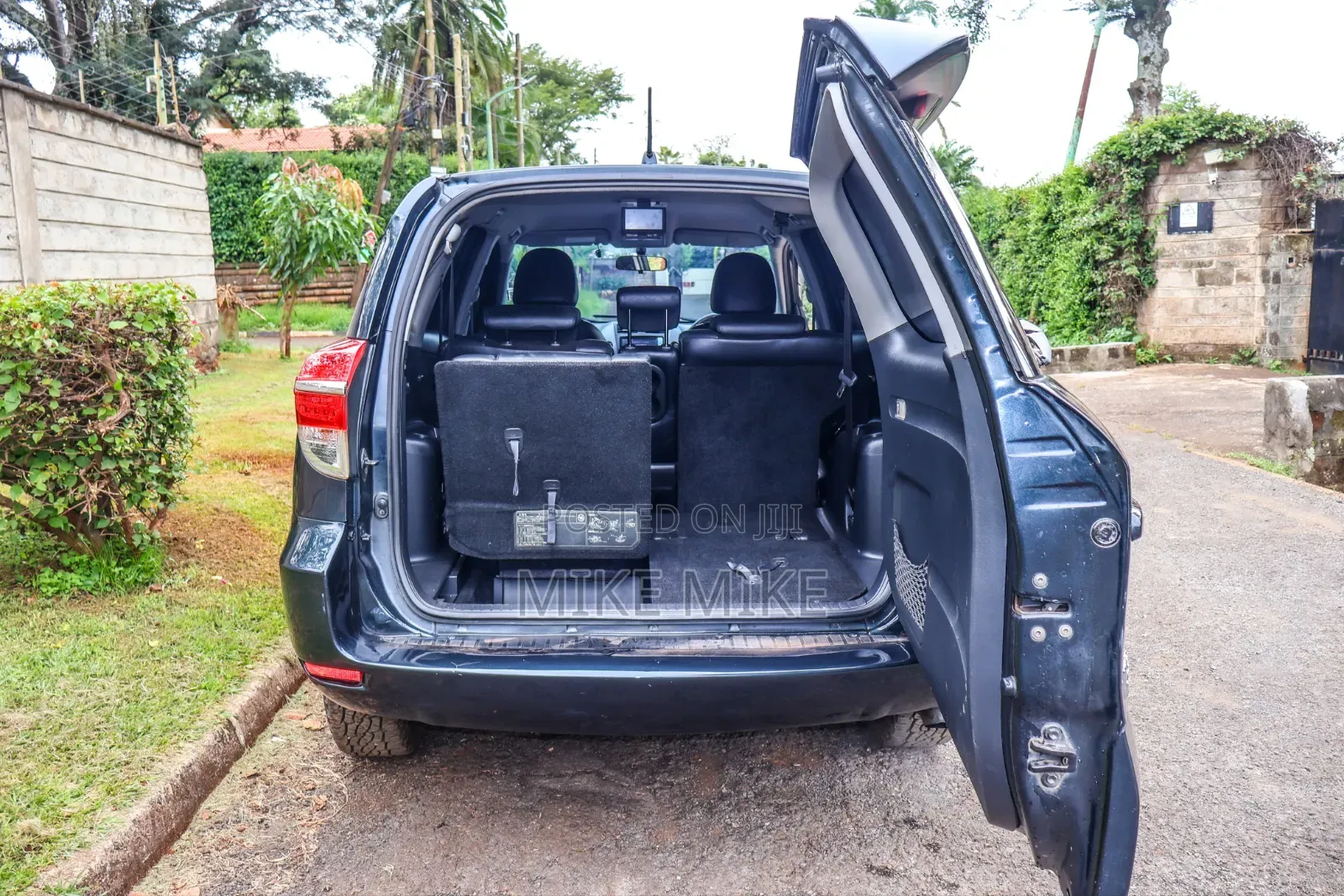 Toyota Vanguard 2012 Blue