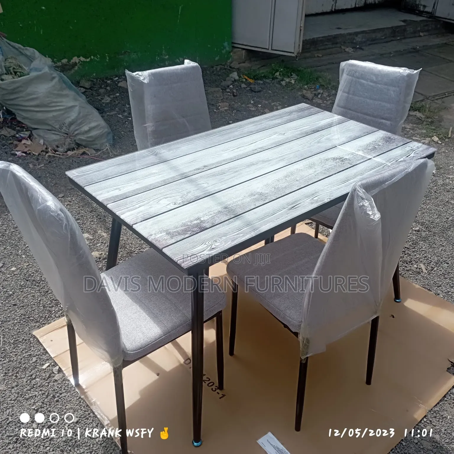 4-Seater Dinning Set With Whitewished Wood-Plank Table