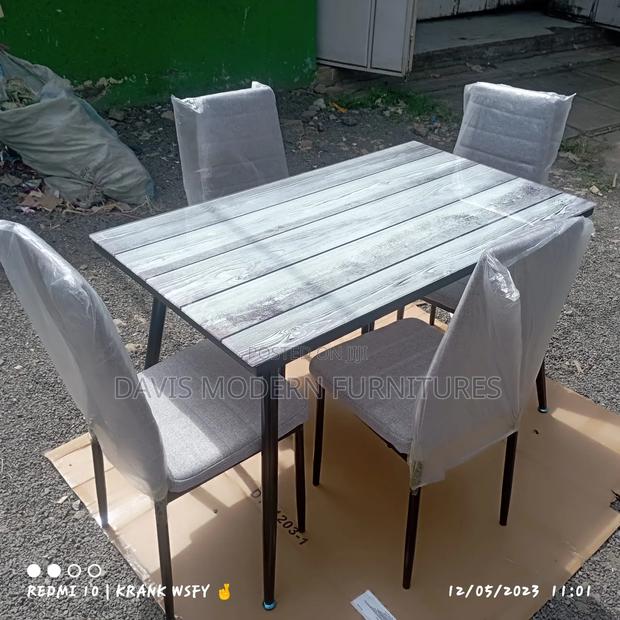 4-Seater Dinning Set With Whitewished Wood-Plank Table