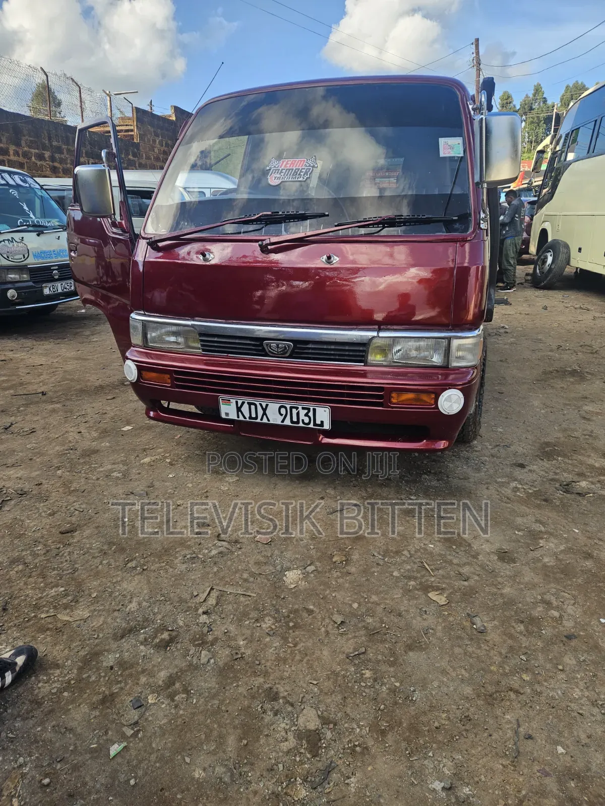 Nissan Caravan (Urvan) 2007 Red
