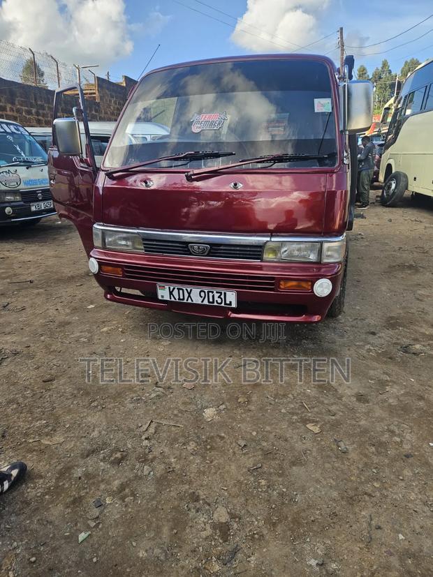 Nissan Caravan (Urvan) 2007 Red - thumbnail 3